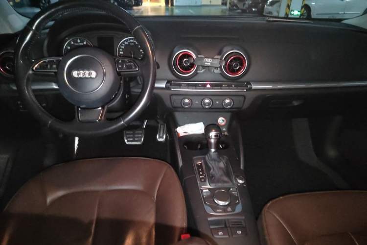 Used Audi A3 2016 Limousine 35 TFSI Prestige Edition Center Console