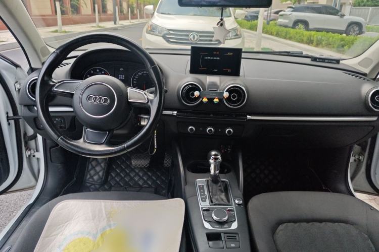 Used Audi A3 2016 Limousine 35 TFSI Ambition Edition Center Console