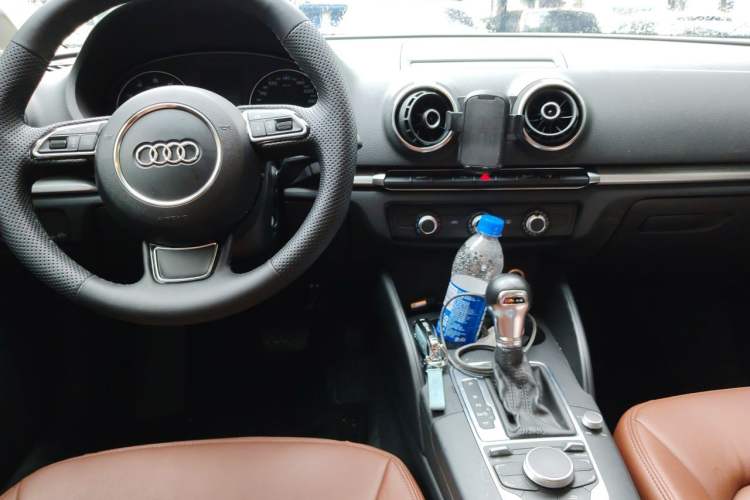 Used Audi A3 2016 Limousine 35 TFSI Prestige Edition Center Console