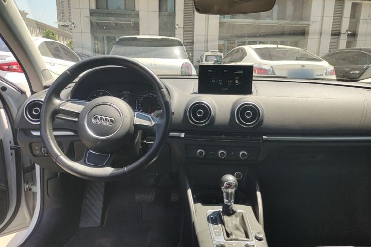 Used Audi A3 2016 Limousine 35 TFSI Ambition Edition Center Console