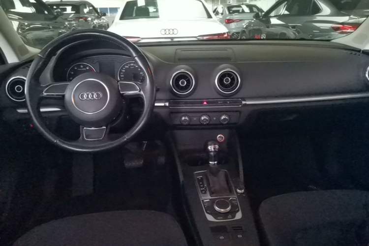 Used Audi A3 2016 Limousine 35 TFSI Ambition Edition Center Console