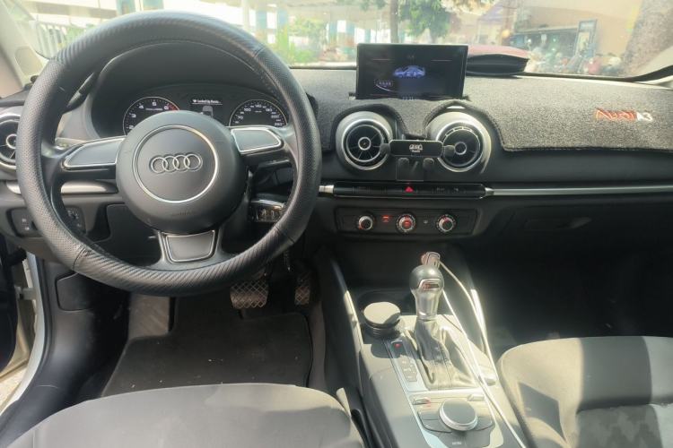 Used Audi A3 2016 Limousine 35 TFSI Ambition Edition Center Console