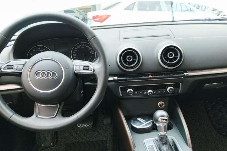 Used Audi A3 2016 Limousine 35 TFSI Style Edition Center Console