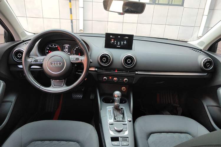 Used Audi A3 2016 Limousine 35 TFSI Prestige Edition Center Console