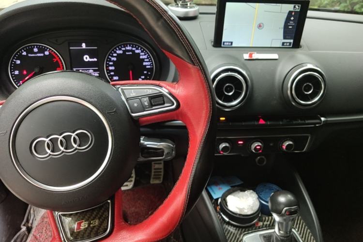 Used Audi A3 2016 Limousine 35 TFSI Ambition Edition Center Console