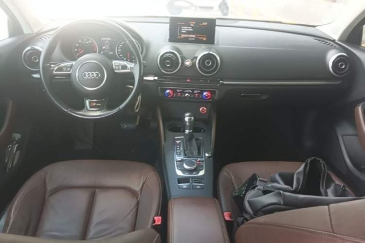 Used Audi A3 2016 Limousine 35 TFSI Style Edition Center Console