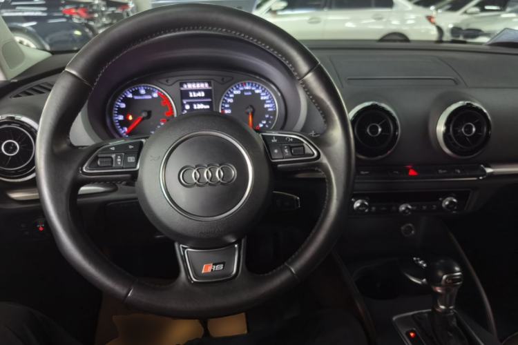 Used Audi A3 2016 Limousine 35 TFSI Style Edition Center Console