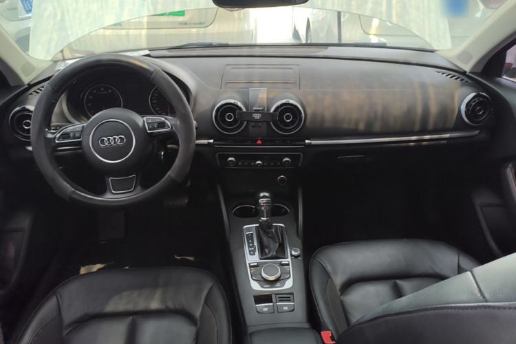 Used Audi A3 2016 Limousine 35 TFSI Style Edition Center Console