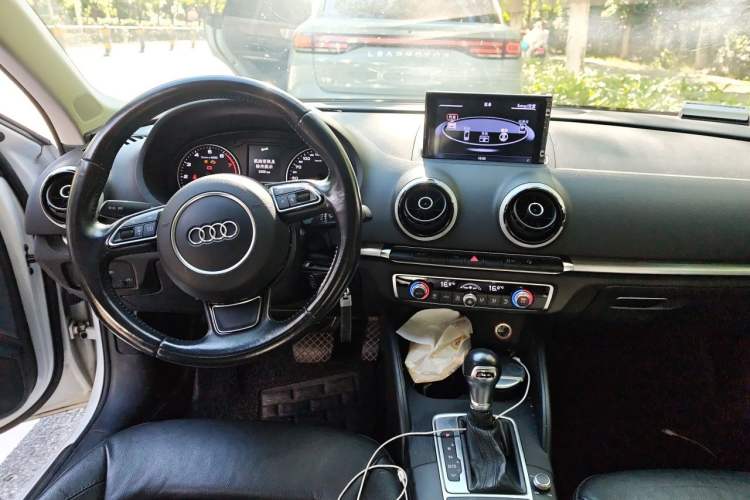 Used Audi A3 2016 Limousine 35 TFSI Style Edition Center Console