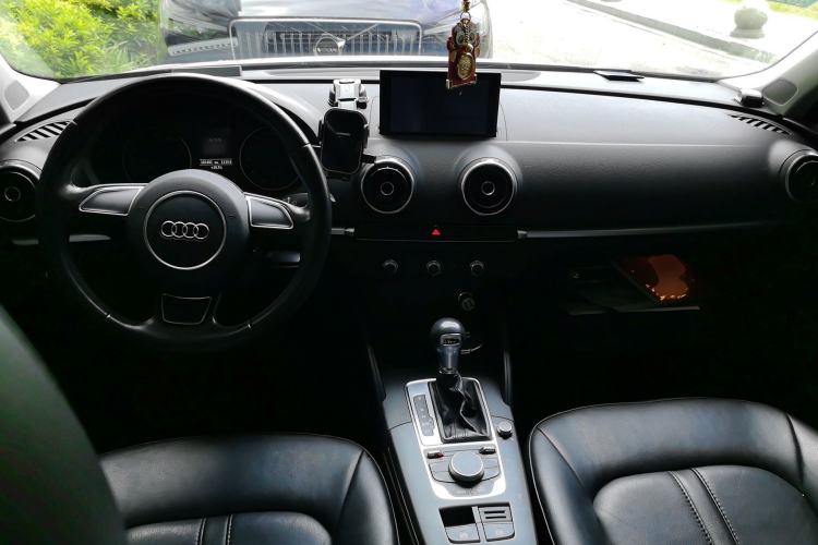 Used Audi A3 2016 Limousine 35 TFSI Ambition Edition Center Console