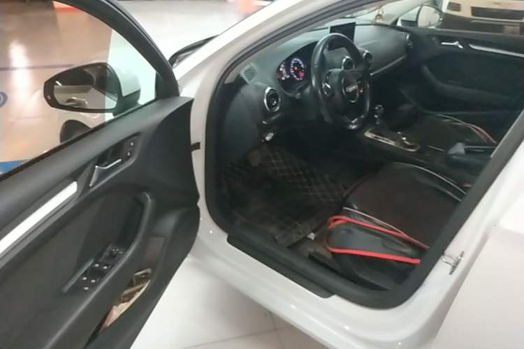 Used Audi A3 2016 Limousine 35 TFSI Ambition Edition Driver Seat