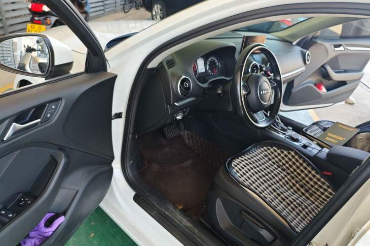 Used Audi A3 2016 Limousine 35 TFSI Ambition Edition Driver Seat