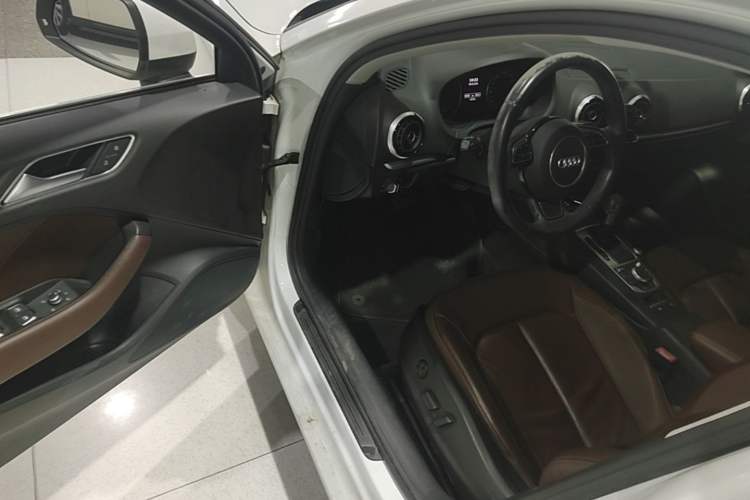 Used Audi A3 2016 Limousine 35 TFSI Style Edition Driver Seat