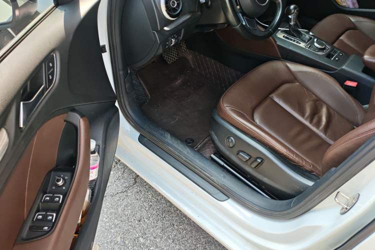 Used Audi A3 2016 Limousine 35 TFSI Style Edition Driver Seat