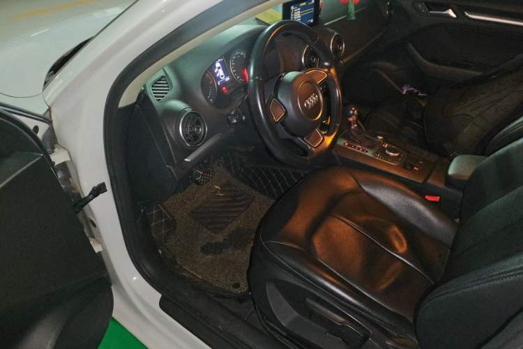 Used Audi A3 2016 Limousine 35 TFSI Ambition Edition Driver Seat