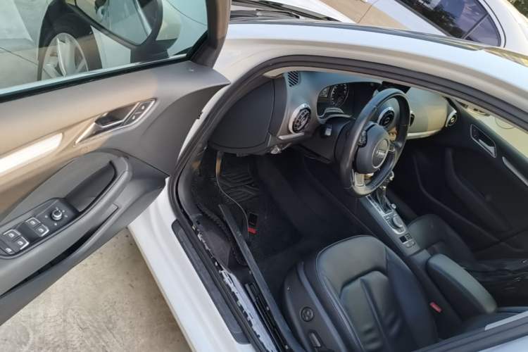 Used Audi A3 2016 Limousine 35 TFSI Style Edition Driver Seat
