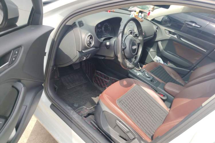 Used Audi A3 2016 Limousine 35 TFSI Ambition Edition Driver Seat