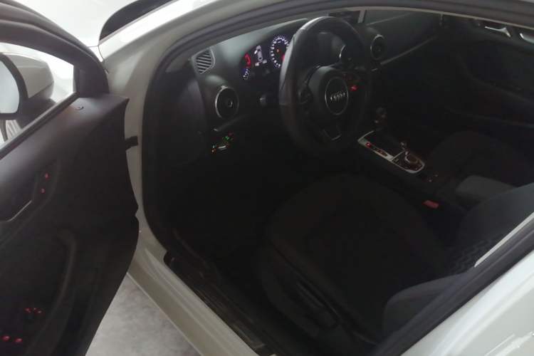 Used Audi A3 2016 Limousine 35 TFSI Ambition Edition Driver Seat