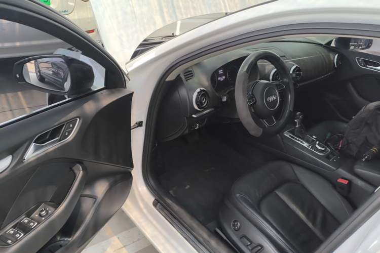 Used Audi A3 2016 Limousine 35 TFSI Style Edition Driver Seat