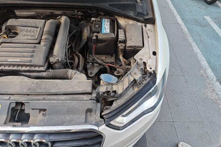 Used Audi A3 2016 Limousine 35 TFSI Style Edition Engine Bay Left