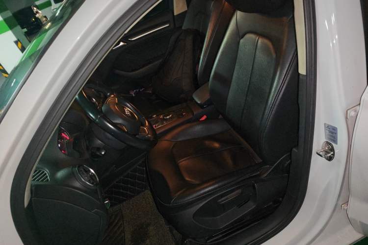Used Audi A3 2016 Limousine 35 TFSI Ambition Edition Left Front Seat