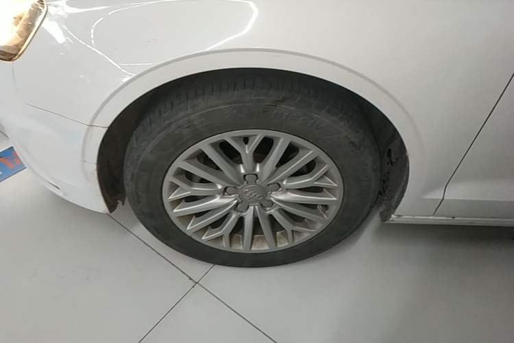 Used Audi A3 2016 Limousine 35 TFSI Ambition Edition Left Front Wheel Hub