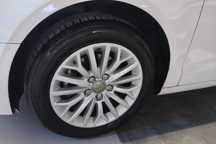 Used Audi A3 2016 Limousine 35 TFSI Prestige Edition Left Front Wheel Hub