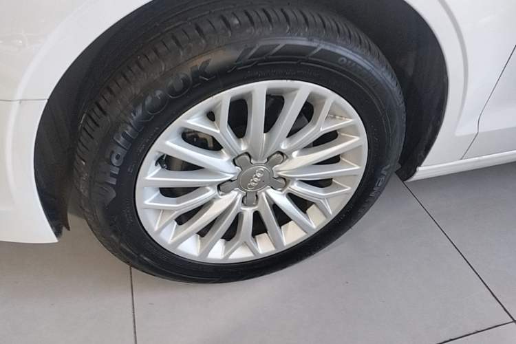 Used Audi A3 2016 Limousine 35 TFSI Prestige Edition Left Front Wheel Hub