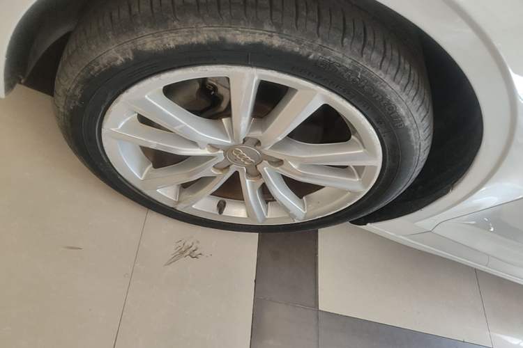 Used Audi A3 2016 Limousine 35 TFSI Style Edition Left Front Wheel Hub