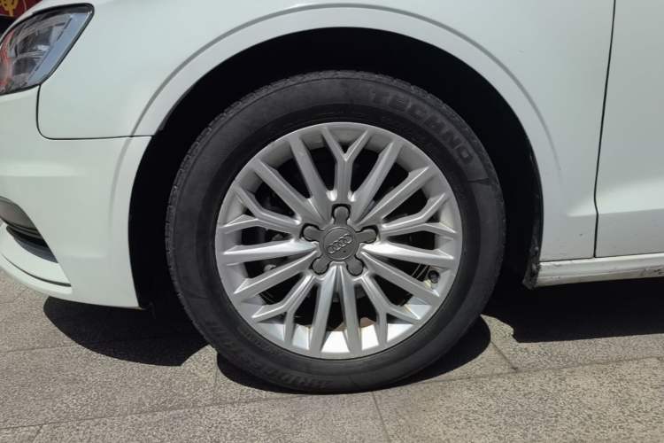 Used Audi A3 2016 Limousine 35 TFSI Prestige Edition Left Front Wheel Hub