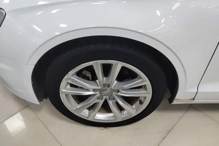 Used Audi A3 2016 Limousine 35 TFSI Style Edition Left Front Wheel Hub