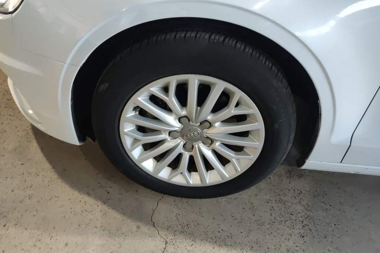 Used Audi A3 2016 Limousine 35 TFSI Prestige Edition Left Front Wheel Hub