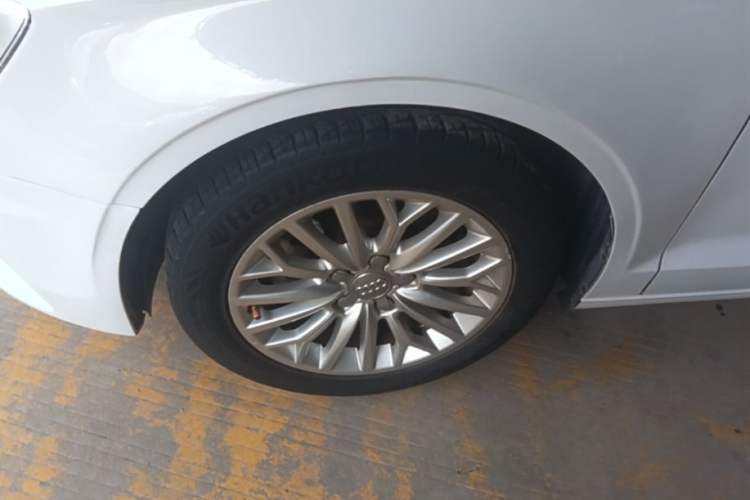 Used Audi A3 2016 Limousine 35 TFSI Prestige Edition Left Front Wheel Hub