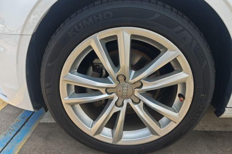 Used Audi A3 2016 Limousine 35 TFSI Style Edition Left Front Wheel Hub