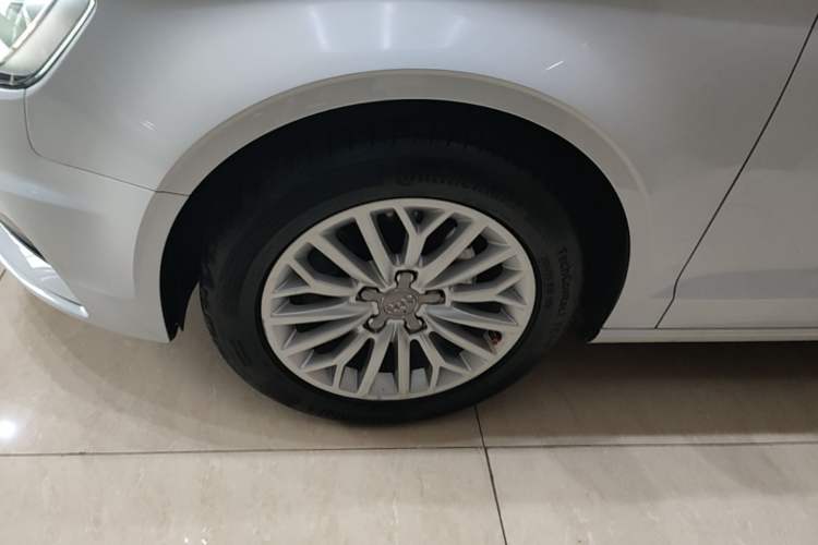 Used Audi A3 2016 Limousine 35 TFSI Prestige Edition Left Front Wheel Hub