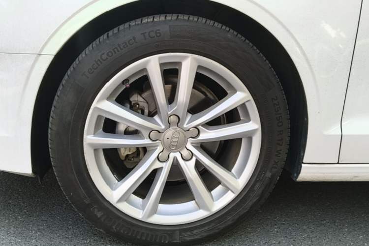 Used Audi A3 2016 Limousine 35 TFSI Style Edition Left Front Wheel Hub