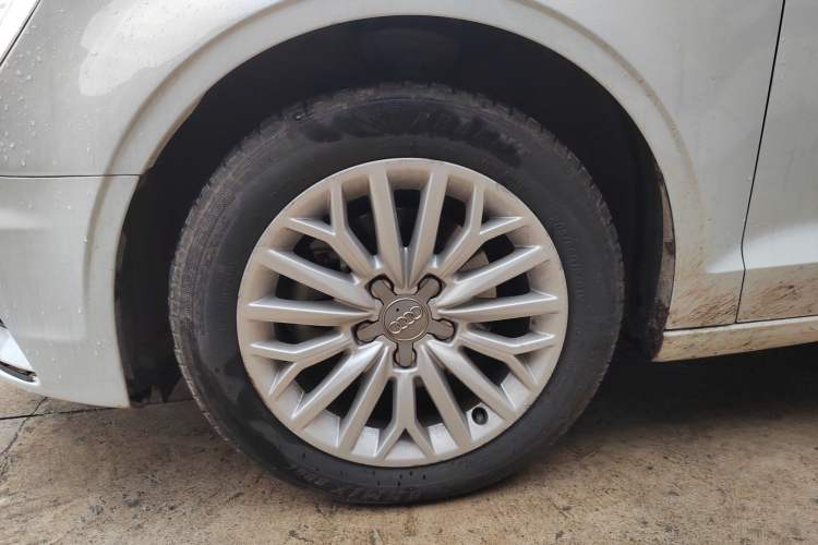 Used Audi A3 2016 Limousine 35 TFSI Prestige Edition Left Front Wheel Hub