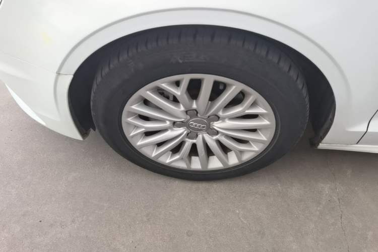 Used Audi A3 2016 Limousine 35 TFSI Prestige Edition Left Front Wheel Hub