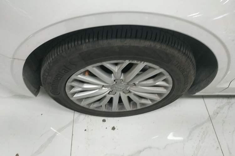 Used Audi A3 2016 Limousine 35 TFSI Prestige Edition Left Front Wheel Hub