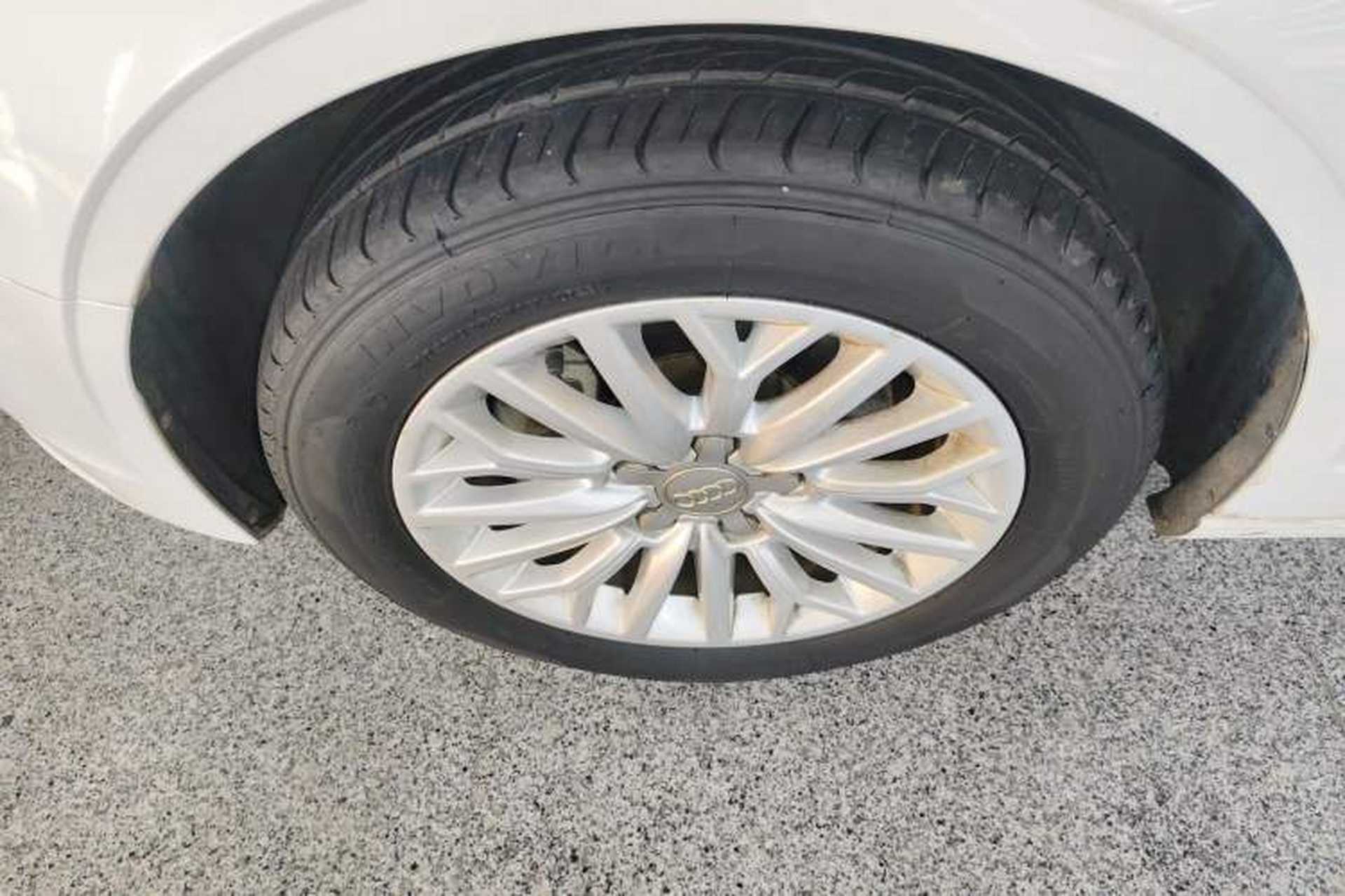 Used Audi A3 2016 Limousine 35 TFSI Ambition Edition Left Front Wheel Hub