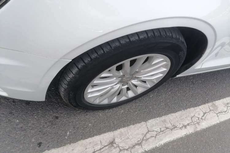 Used Audi A3 2016 Limousine 35 TFSI Prestige Edition Left Front Wheel Hub
