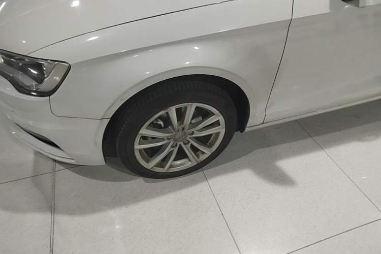 Used Audi A3 2016 Limousine 35 TFSI Style Edition Left Front Wheel Hub