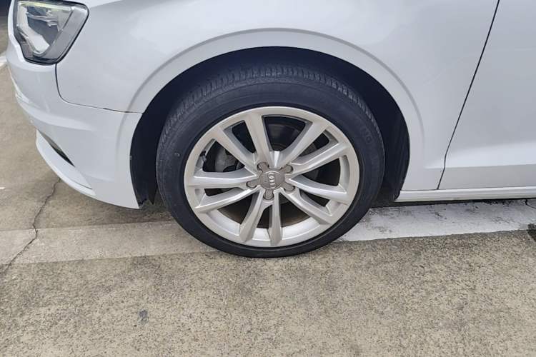 Used Audi A3 2016 Limousine 35 TFSI Style Edition Left Front Wheel Hub