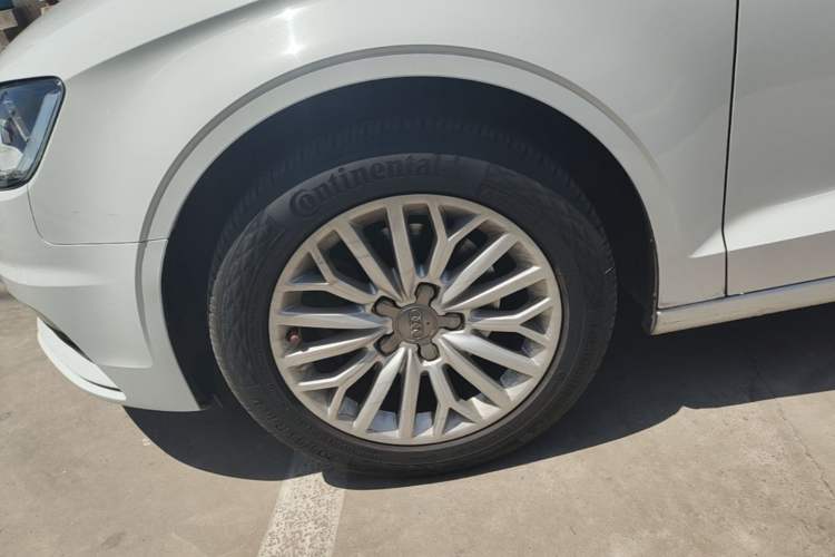 Used Audi A3 2016 Limousine 35 TFSI Ambition Edition Left Front Wheel Hub