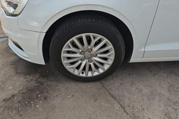 Used Audi A3 2016 Limousine 35 TFSI Prestige Edition Left Front Wheel Hub