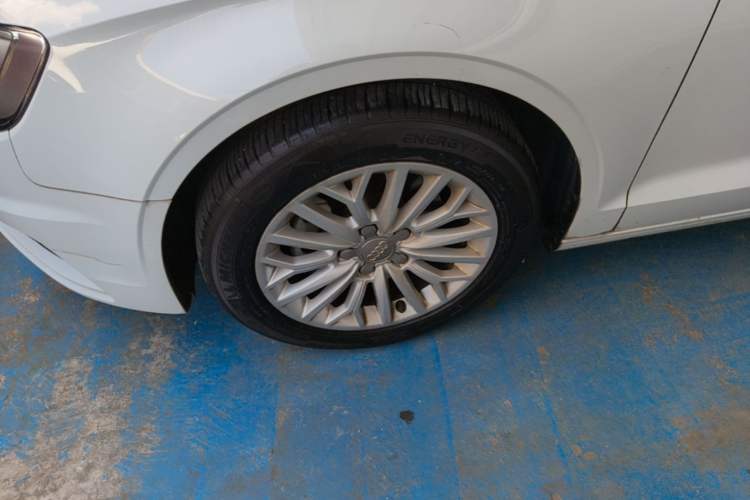 Used Audi A3 2016 Limousine 35 TFSI Prestige Edition Left Front Wheel Hub
