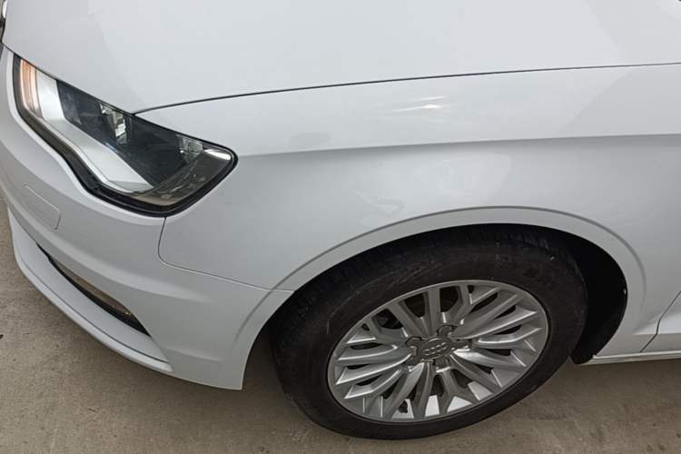 Used Audi A3 2016 Limousine 35 TFSI Ambition Edition Left Front Wheel Hub