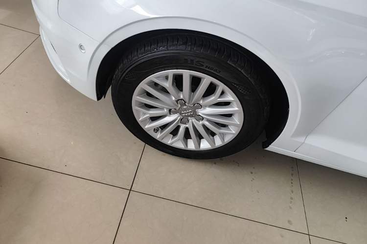 Used Audi A3 2016 Limousine 35 TFSI Ambition Edition Left Front Wheel Hub