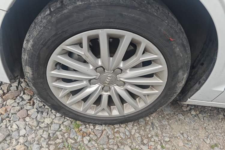 Used Audi A3 2016 Limousine 35 TFSI Prestige Edition Left Front Wheel Hub
