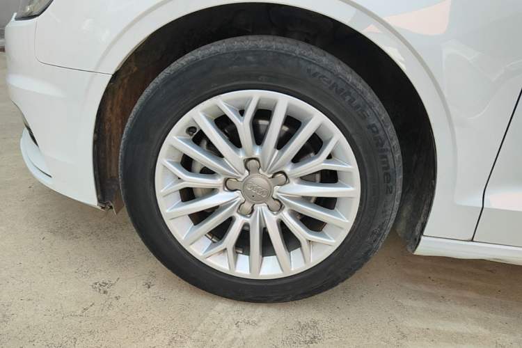 Used Audi A3 2016 Limousine 35 TFSI Prestige Edition Left Front Wheel Hub